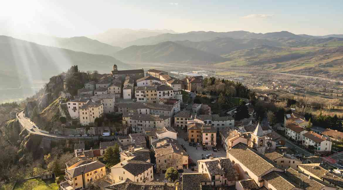 Errando attorno ai massi erranti. Escursione al Faggio dell'Amore